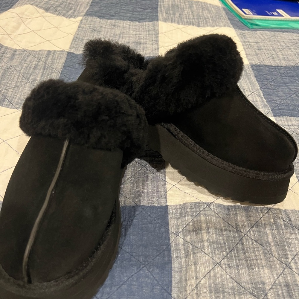 UGG Disquette Black Cozy Fur Slippers size 9 new